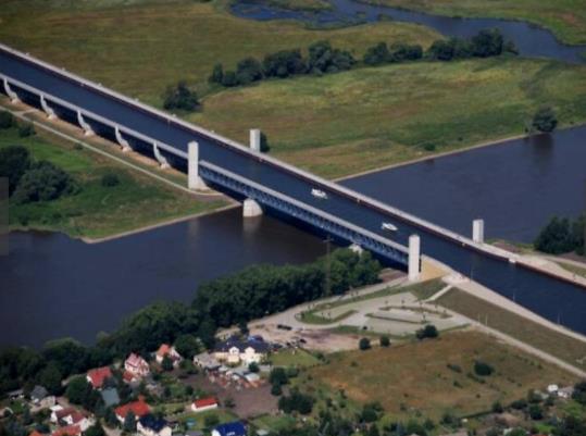 世界之大，无奇不有。图为德国马格德堡水桥，全长918米，连接着德国两条重要的航运运河。水桥对各地游客开放，同时提供停车场、自行车道、人行道以及其它信息标志，细述着建桥的历史。马格德堡水桥是用来跨越道路、铁路、河、峡谷或其他障碍而建造的结构。