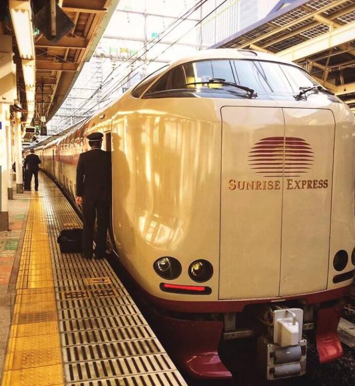 日本卧铺列车从外面看很普通内部装修豪华令人咋舌